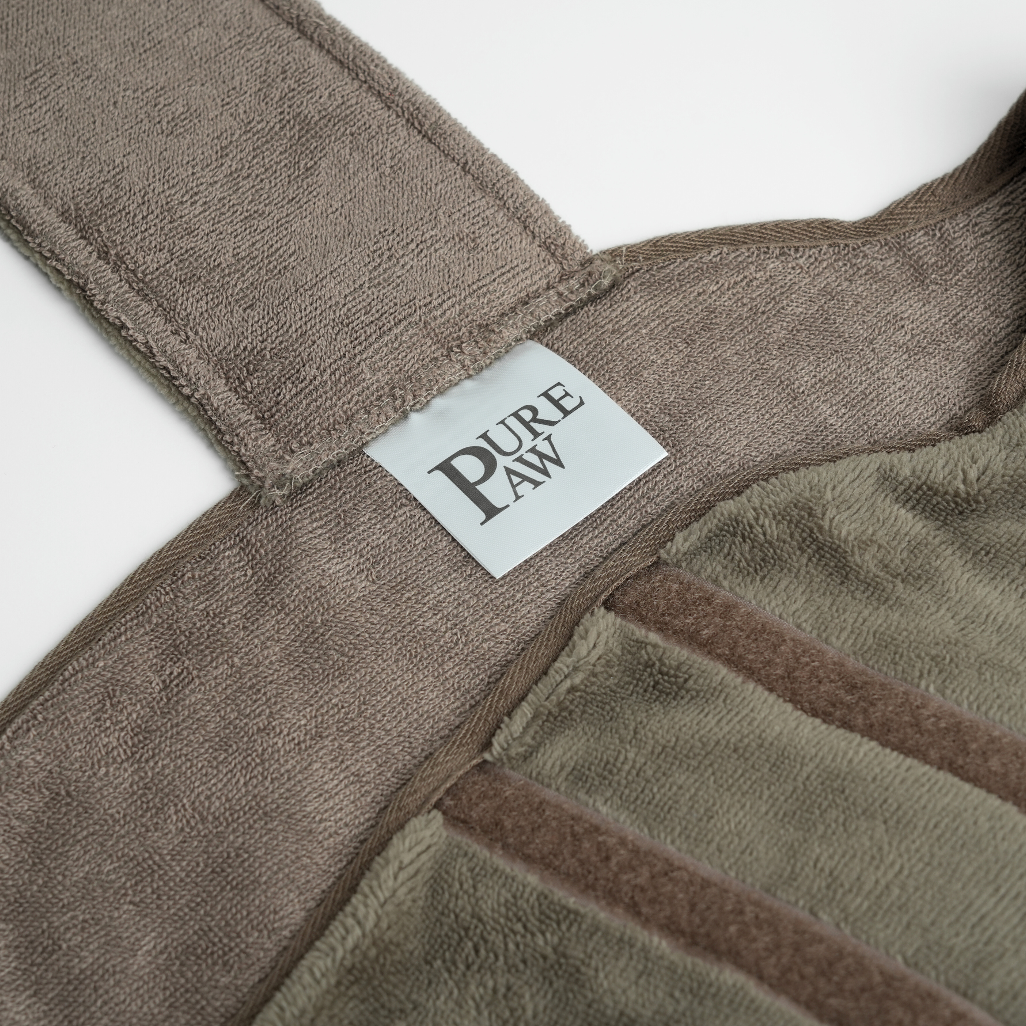 Serviette marron avec l'étiquette « PURE PAW » sur fond blanc