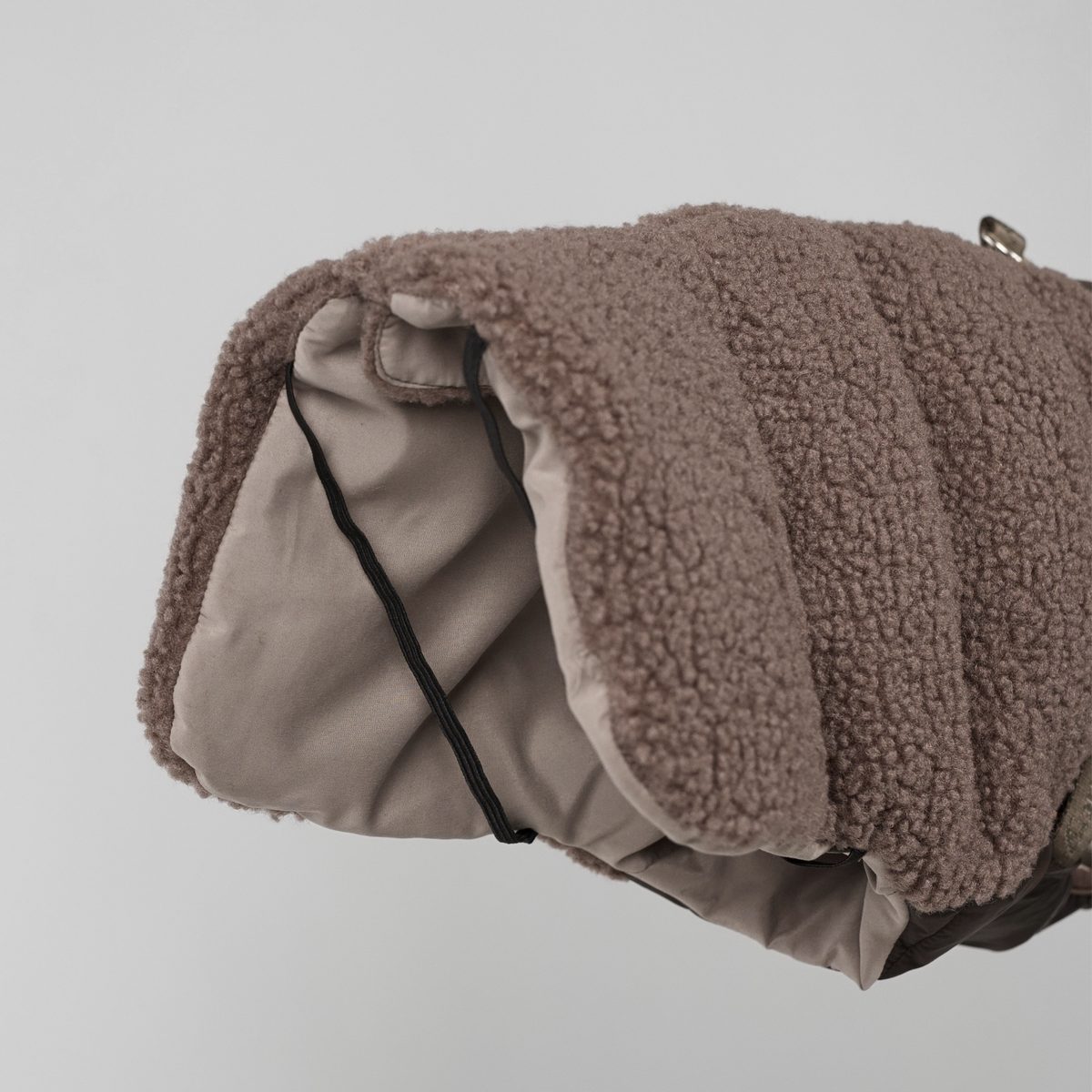 Le manteau pour chien « Teddy » de couleur taupe, retroussé, laissant apparaître sa doublure