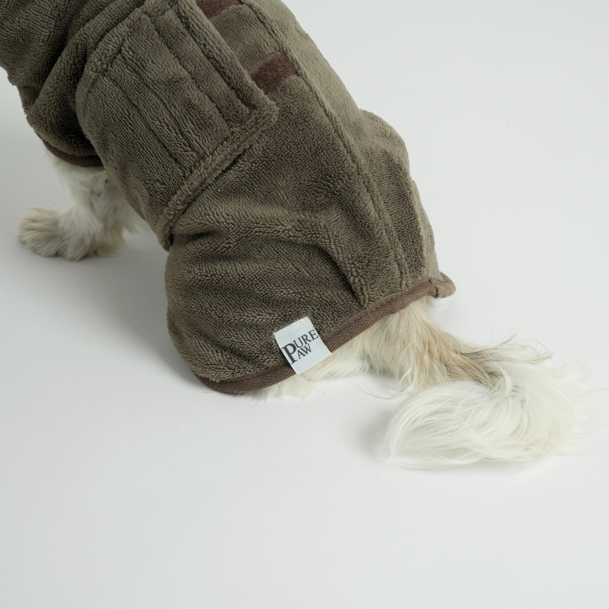 Peignoir pour chien en bambou marron, avec une étiquette de marque « PUREPAW » bien visible sur fond blanc
