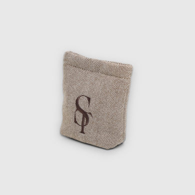 Pochette à friandises Elma en tissu « Mocca » à motif Herringbone, ornée du monogramme Staey en relief