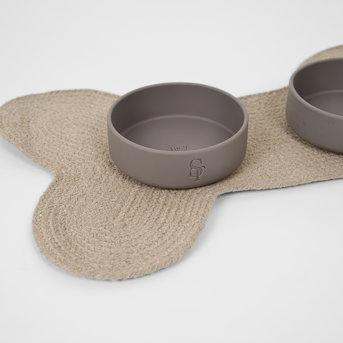 Elli - Tapis d'alimentation tressé en forme d'os - Sand
