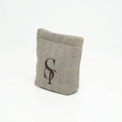 Sac « treat » Elma en tissu « Mocca » à motif chevrons, orné du monogramme Staey en relief